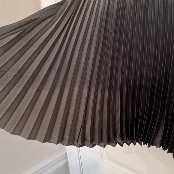 Dynamite Pull on Pleated Mini Skirt in Castor Gray Women's Size Medium Brand New - Picture 4 of 4